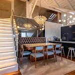Luxury Duplex W/ River View By Lovelystay 아파트